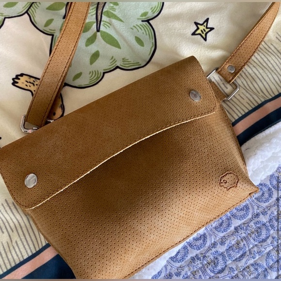 *COMBO * Tote bag plus multi bag or funny pack vegan leather camel pre loved 💕 - Picture 7 of 12
